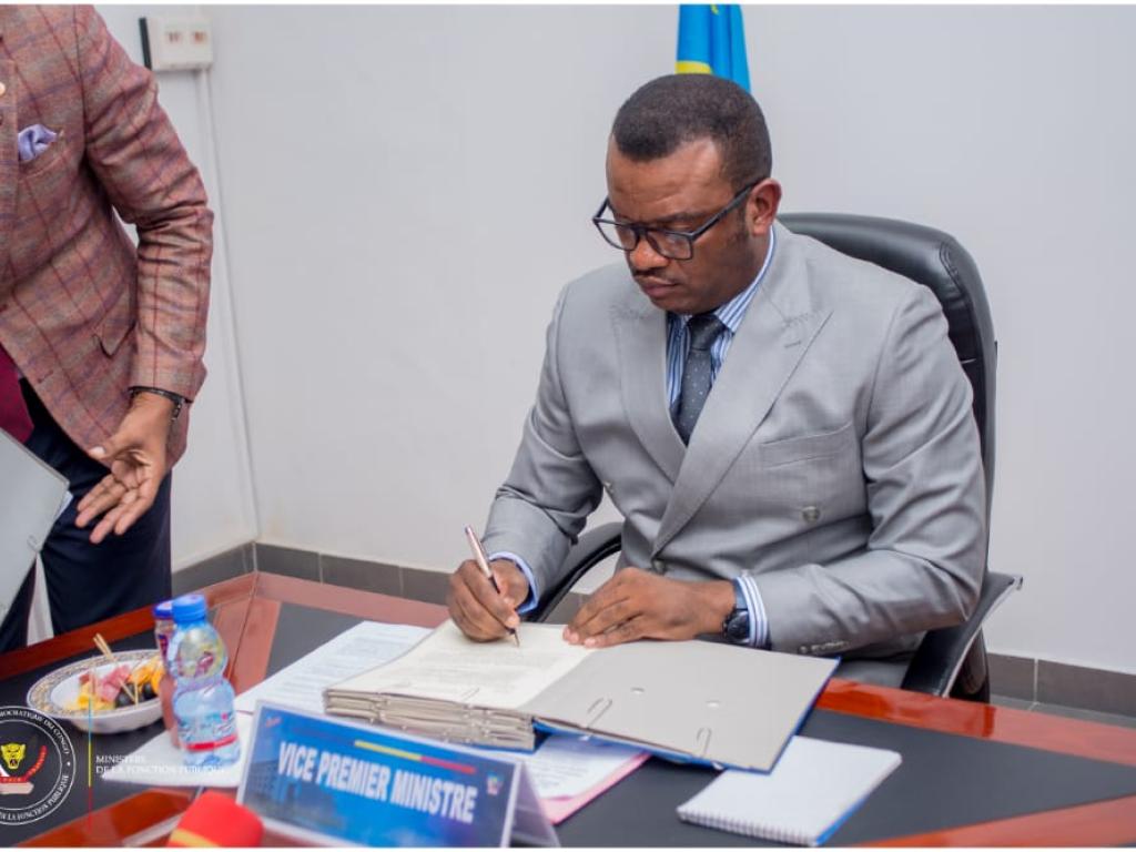 Fonction Publique : J-P Lihau sursoit l'arrêt portant désignation des agents aux emplois de commandement, d'encadrement et de coordination Fonction Publique : J-P Lihau sursoit l'arrêt portant désignation des agents aux emplois de commandement, d'encadrement et de coordination