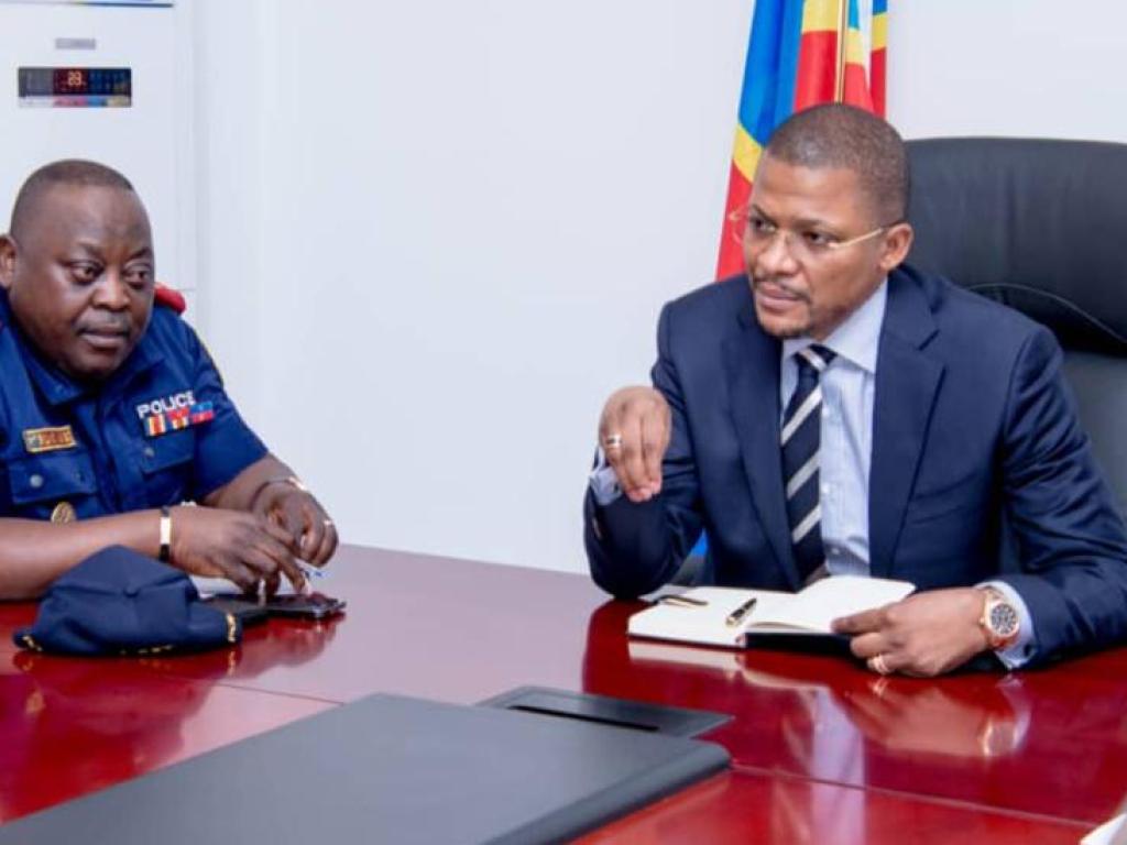 Pénurie de carburant à Kinshasa : Levée de la mesure de contingentement, 1300 m³ d’essence seront distribués ce vendredi (Min. Hydrocarbures) Pénurie de carburant à Kinshasa : Levée de la mesure de contingentement, 1300 m³ d’essence seront distribués ce vendredi (Min. Hydrocarbures)