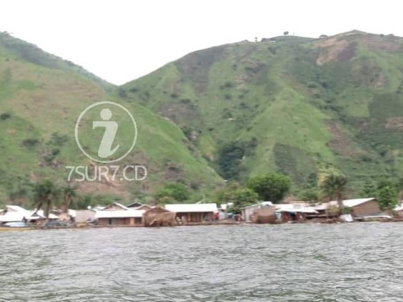 Le village Jôo, situé au bord du lac Albert, en province de l'Ituri, au nord-est de la République démocratique du Congo. Ph. Joël Losinu