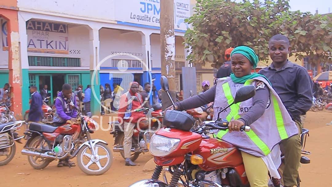 La femme taxiwoman Riziki Kananga. @ Joël Kaseso 